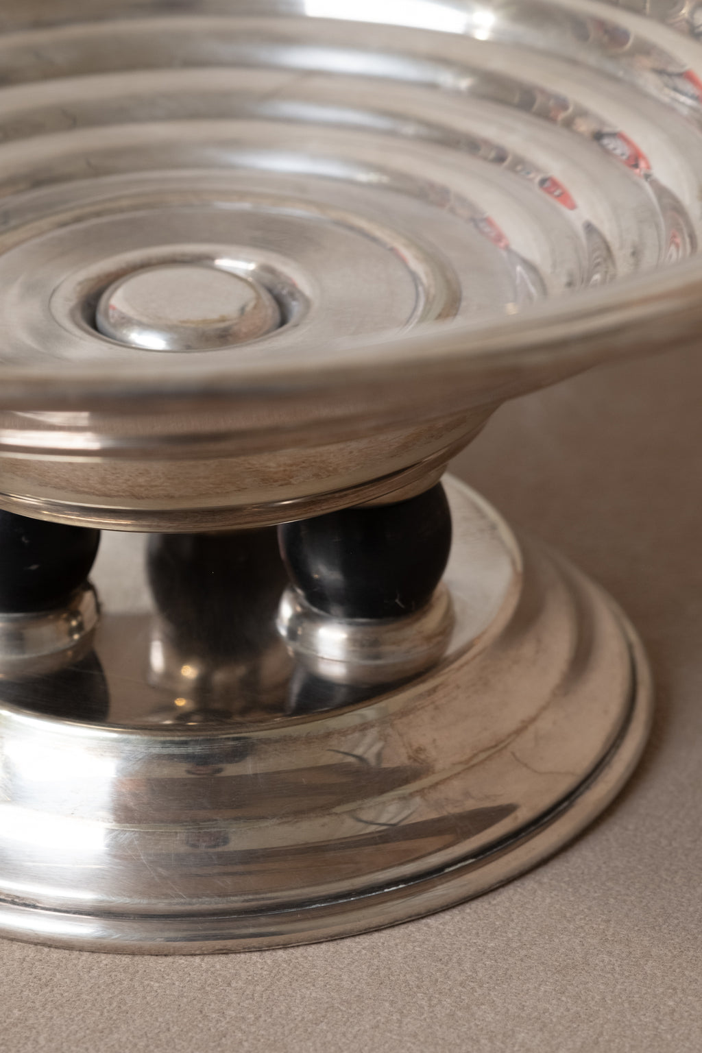 Detail of the stepped circular foot of the Art Deco EPNS silver pedestal tazza bowl.