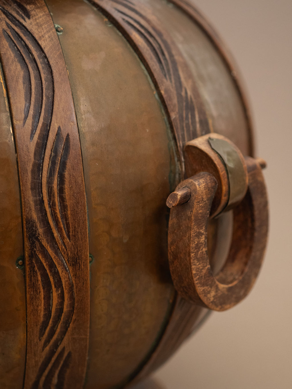Wooden ring handle mounted on hammered copper body, attributed to Gustave Serrurier-Bovy, Art Nouveau, c. 1900.
