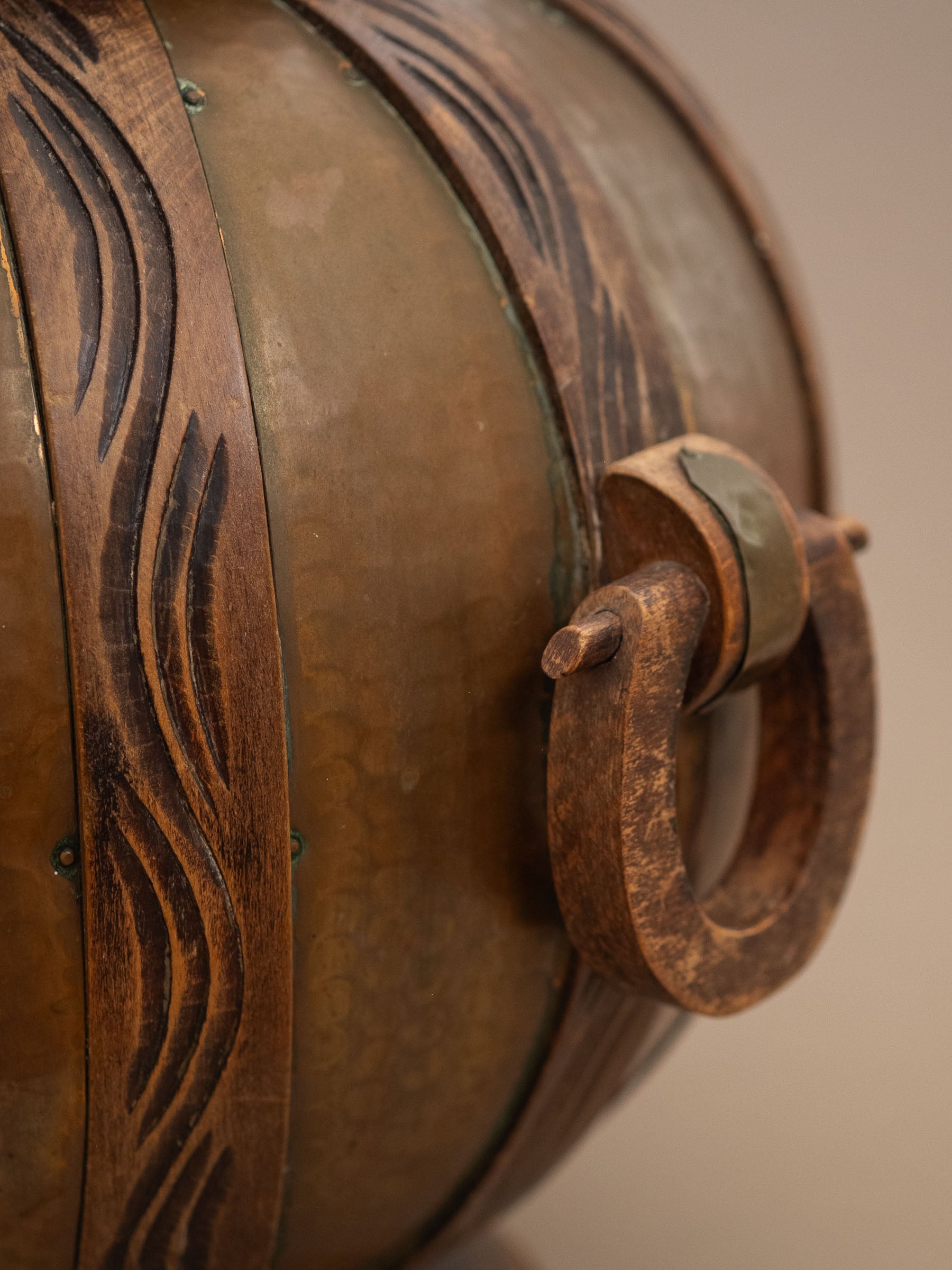 Wooden ring handle mounted on hammered copper body, attributed to Gustave Serrurier-Bovy, Art Nouveau, c. 1900.