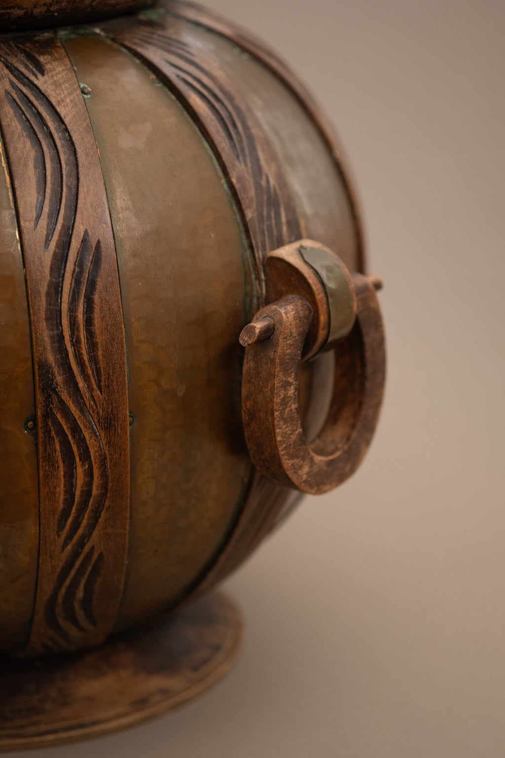 Wooden ring handle mounted on hammered copper body, attributed to Gustave Serrurier-Bovy, Art Nouveau, c. 1900.