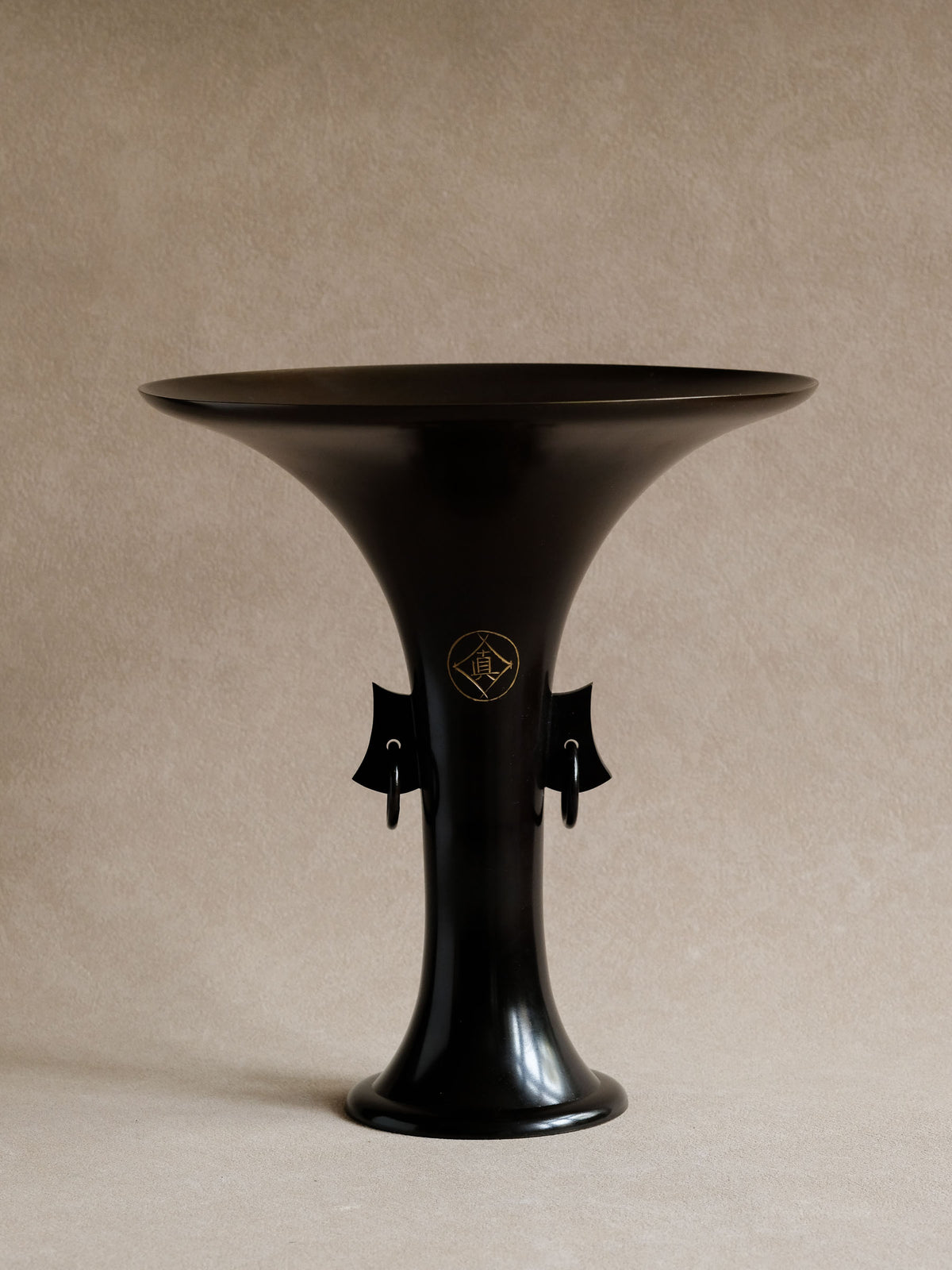 Hirose Yūdō Zuishō Japanese bronze flower vase with flared trumpet rim and twin ring handles.