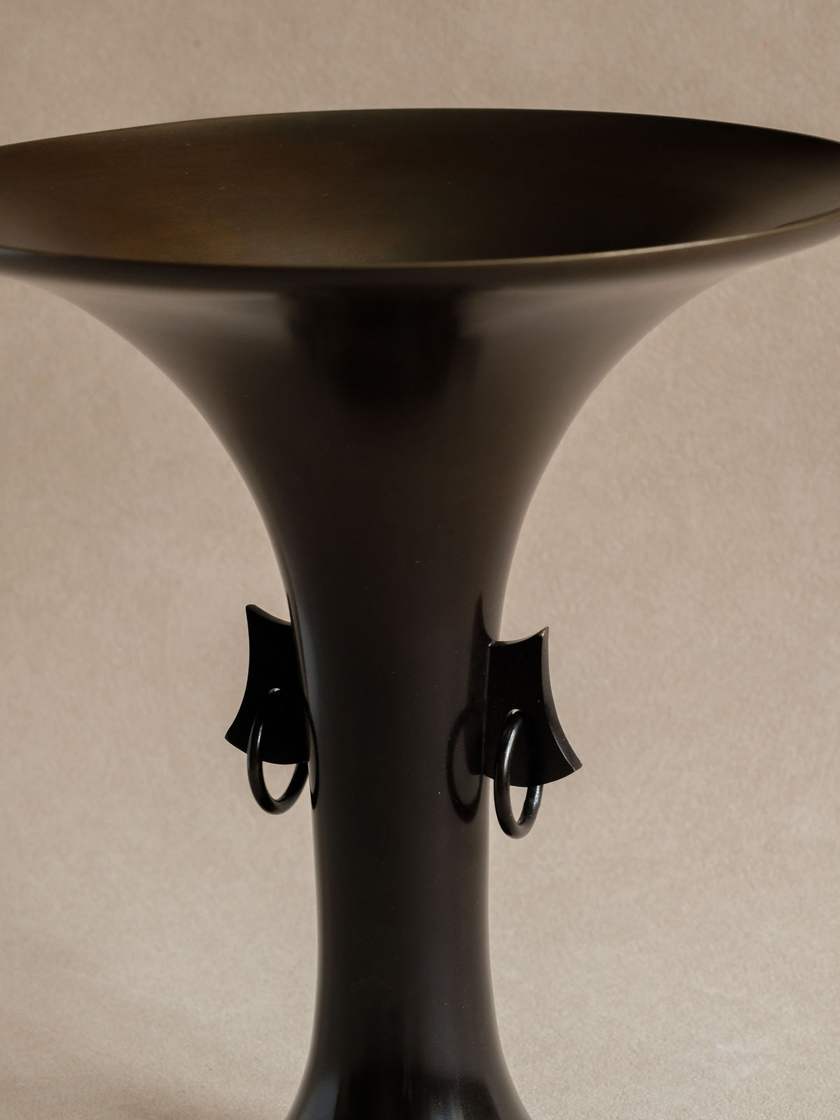 View of the broad shallow flared rim of the Japanese Zuishō bronze flower vessel.