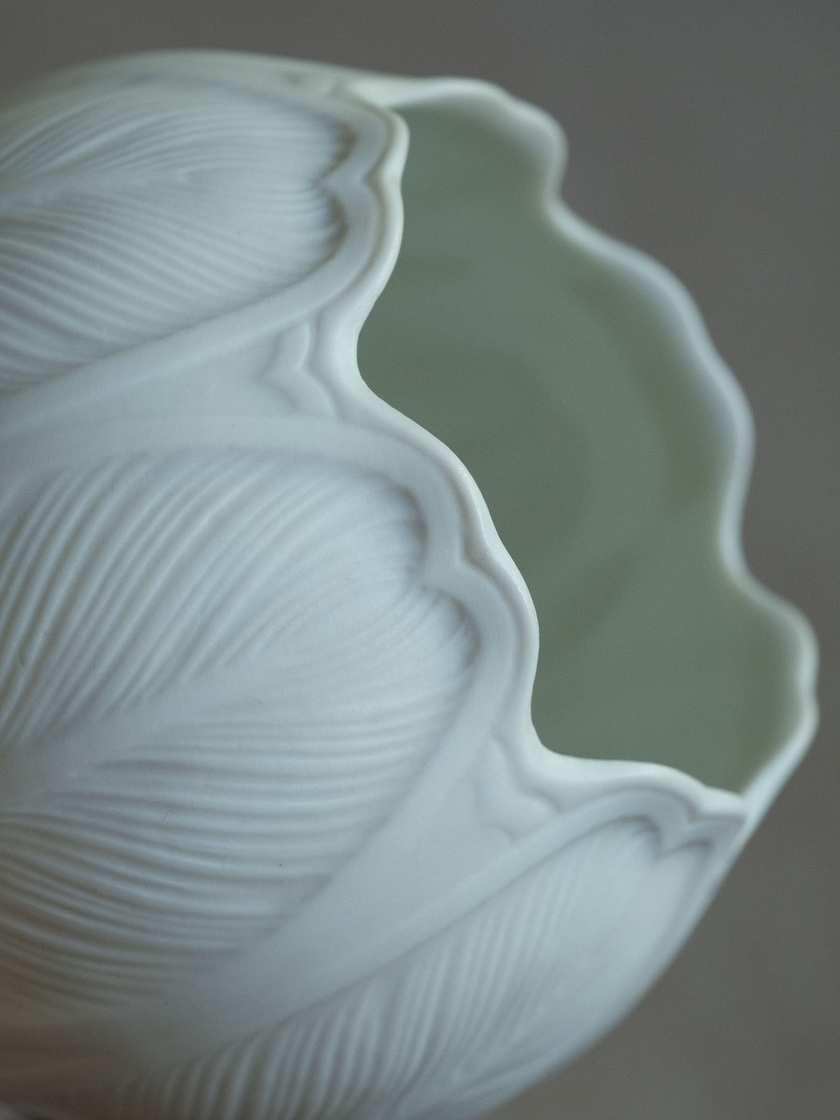 Top detail of the Hutschenreuther Blattrelief porcelain vase showing the flower-like rim and glazed interior.