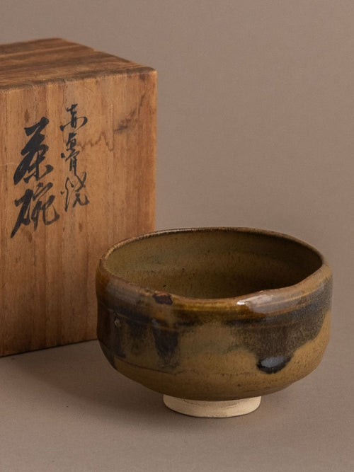 Onishi Rakusai Akahada ware (赤膚焼) tea bowl displayed beside its original tomobako (共箱, fitted storage box).