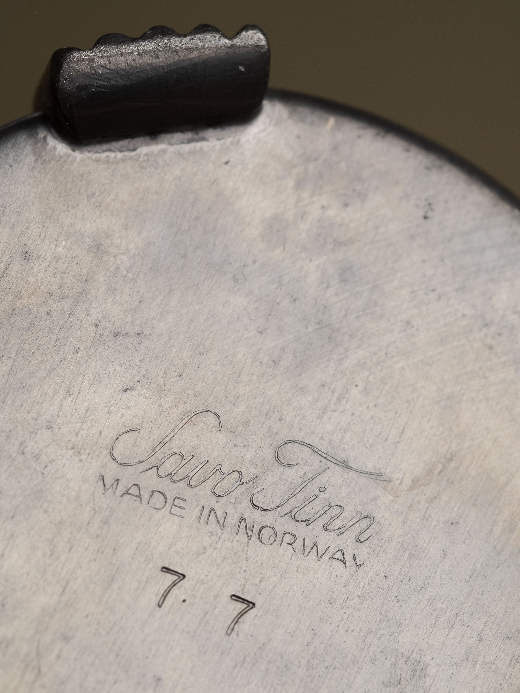 Underside view of the pewter box showing the engraved Savo Tinn Made in Norway mark and number 77.
