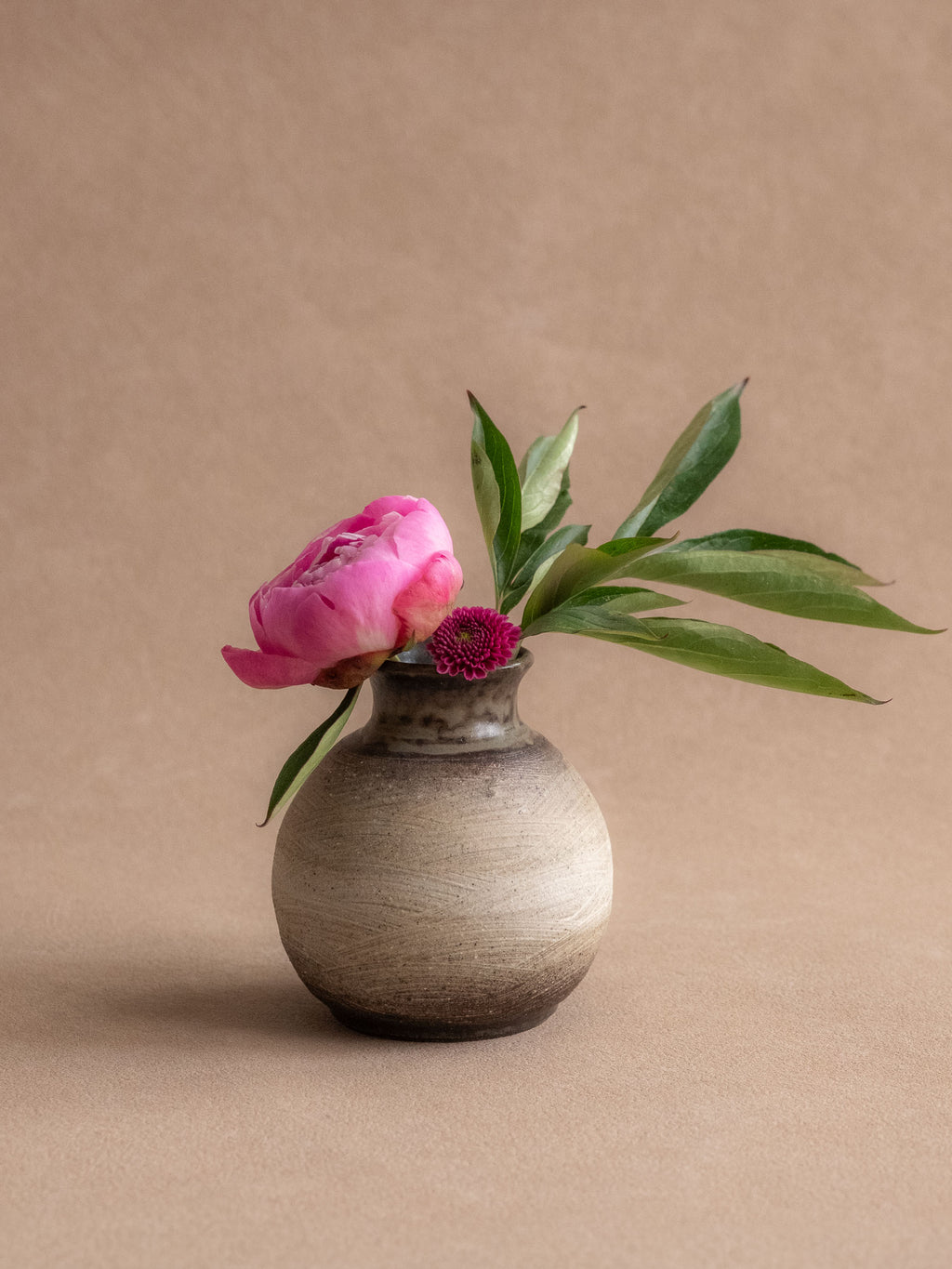 Alternate view of the compact Japanese ceramic vase and narrow glazed opening.