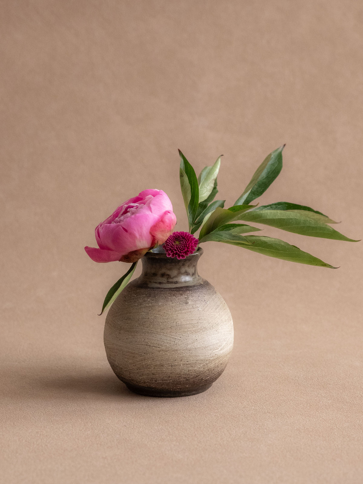 Alternate view of the compact Japanese ceramic vase and narrow glazed opening.