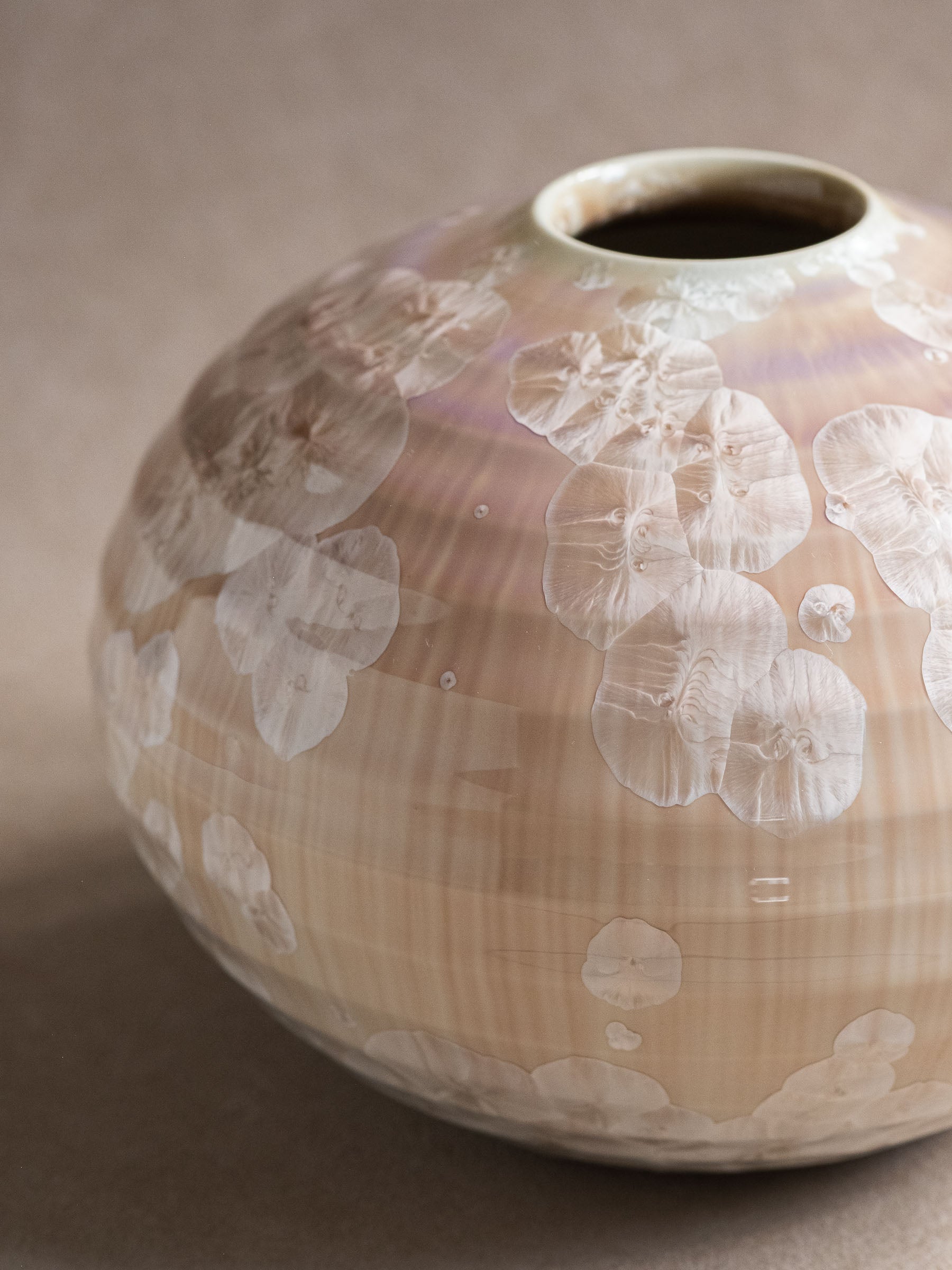 Close full view of the Tachikichi crystalline glaze vase showing large white crystal blooms over an ivory and pale lilac ground.