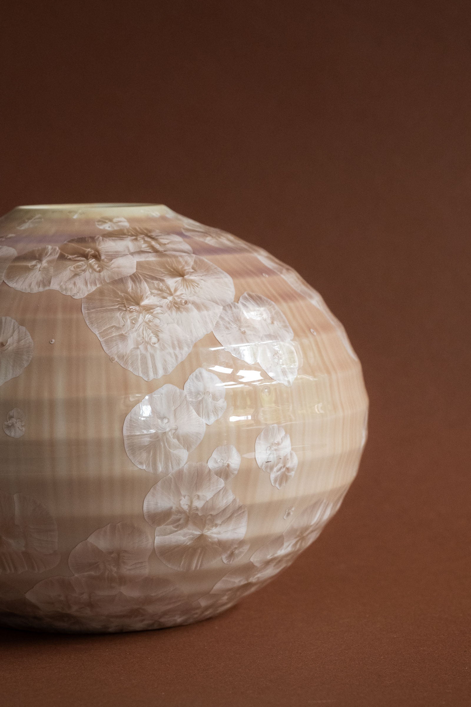 Side detail of the Tachikichi vase showing layered pale lilac, champagne and ivory tones beneath the white crystal formations.