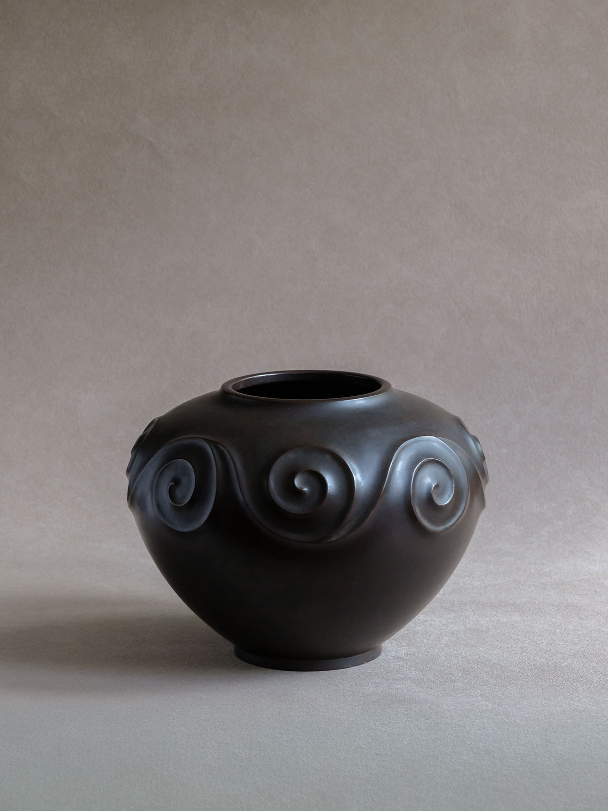 Yashima Boshū bronze vase with broad low body and raised spiral gurimon decoration, full front view.